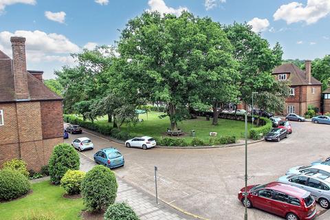 2 bedroom maisonette for sale, Station Approach, Hinchley Wood, KT10
