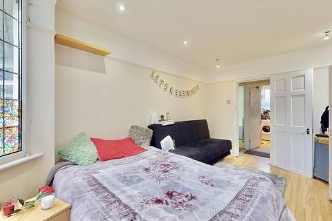 2 bedroom flat for sale, Tudor Court, Walthamstow, E17