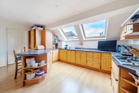 2 bedroom apartment for sale - Oatlands Drive, Weybridge, Surrey, KT13