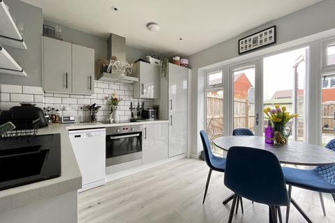 8 Farley Grove, Exeter, EX1 3YX
