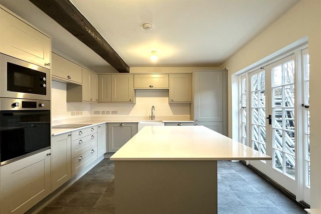 St. Martins Square, Chichester, PO19 4 bed terraced house £2,295 pcm