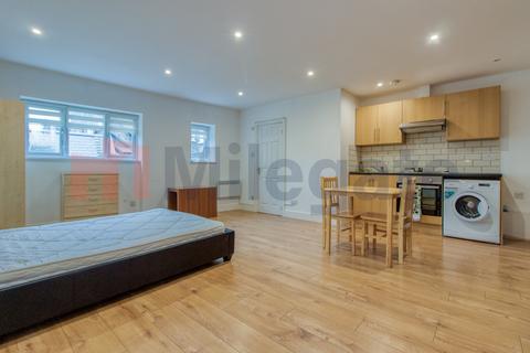 Studio to rent, Wandsworth Road, London SW8