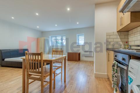 Studio to rent, Wandsworth Road, London SW8