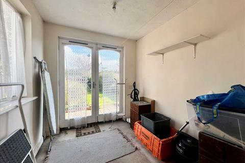 32 Blenheim Crescent, Leigh-on-sea, SS9 3DT