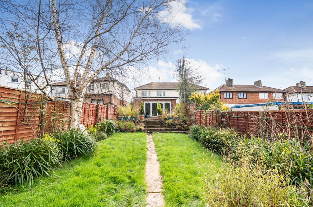London Road, Earley, Reading 3 bed semidetached house for sale £425,000