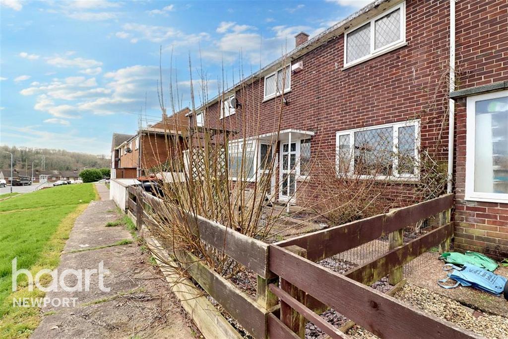 Hendre Farm Drive, Ringland 3 bed terraced house £925 pcm (£213 pw)