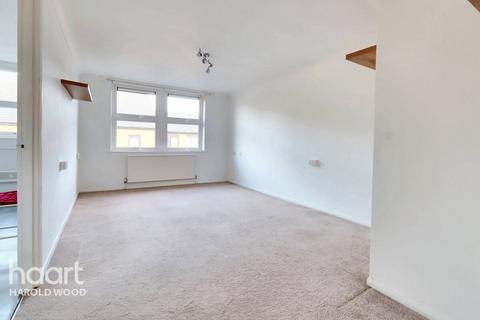 1 bedroom flat for sale, Barberry Close, Romford
