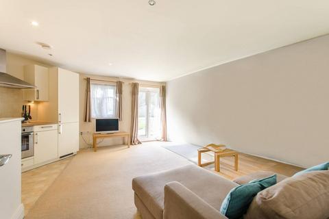 2 bedroom flat for sale - Elm Park Road, Pinner, HA5