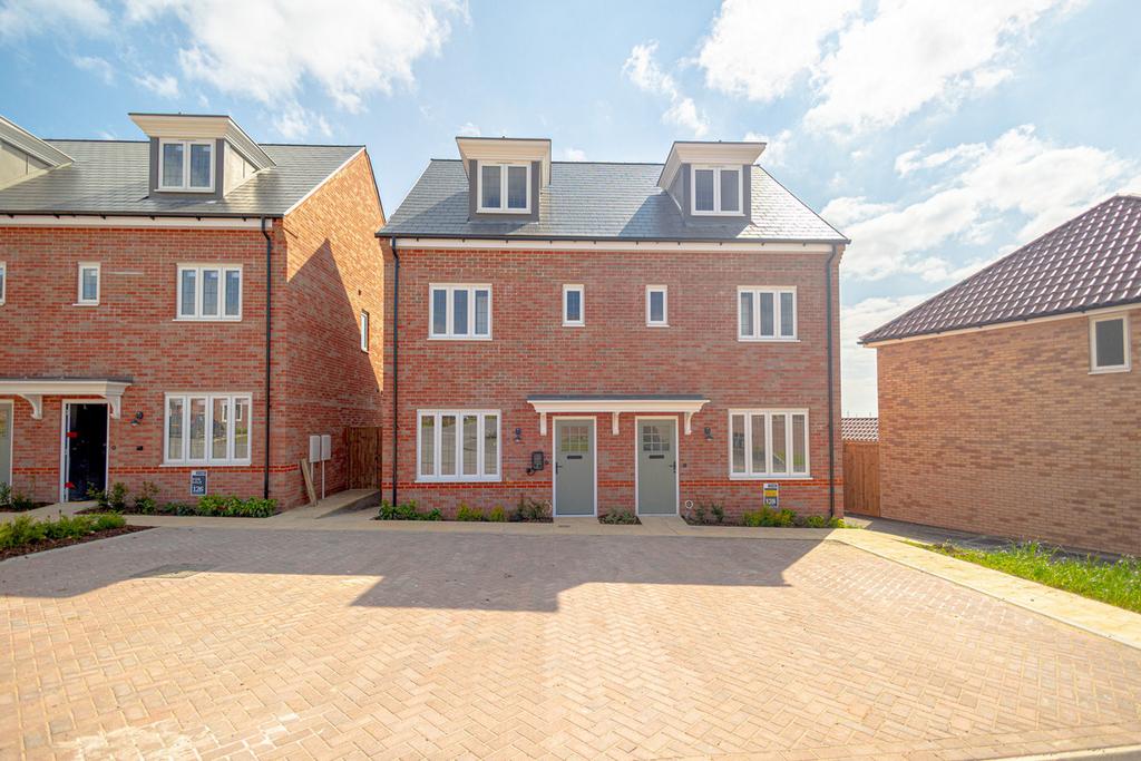 Heron Walk, Rayleigh, SS6 3 bed semidetached house to rent £2,200