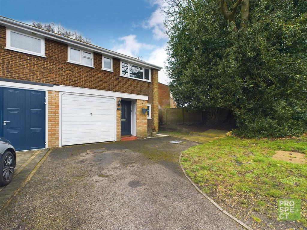 Sandy Lane, Farnborough, Hampshire, GU14 3 bed end of terrace house for