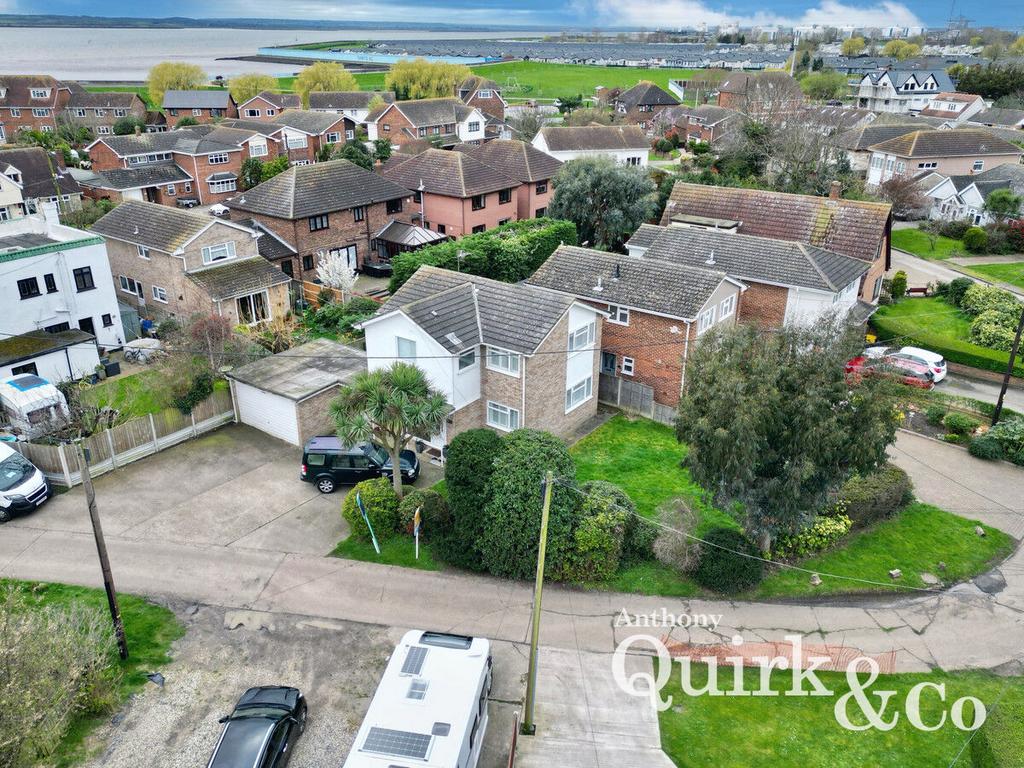 Ferndale Crescent, Canvey Island, SS8 4 bed detached house for sale £
