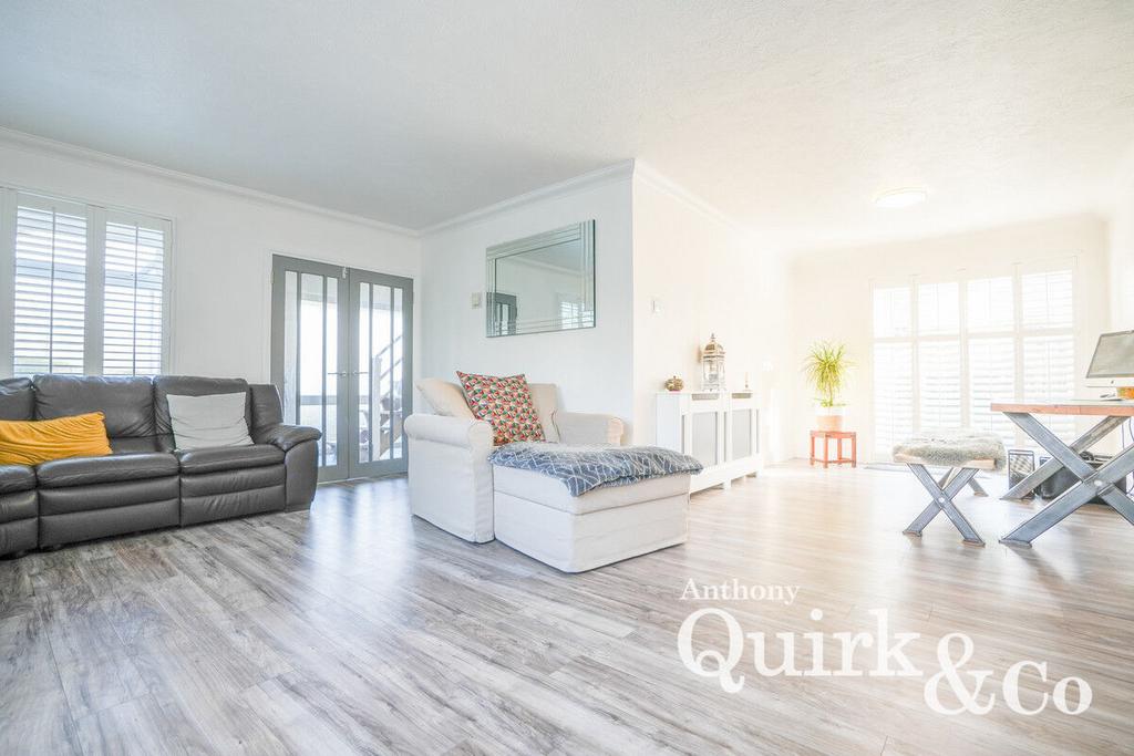 Ferndale Crescent, Canvey Island, SS8 4 bed detached house for sale £