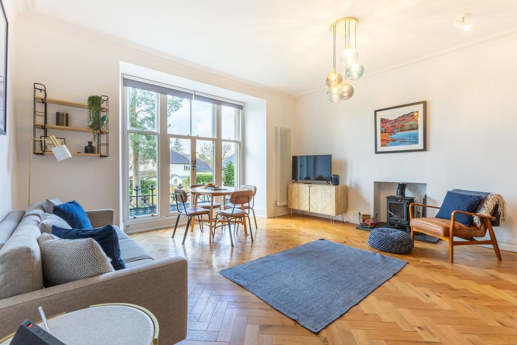 Open plan living room/kitchen