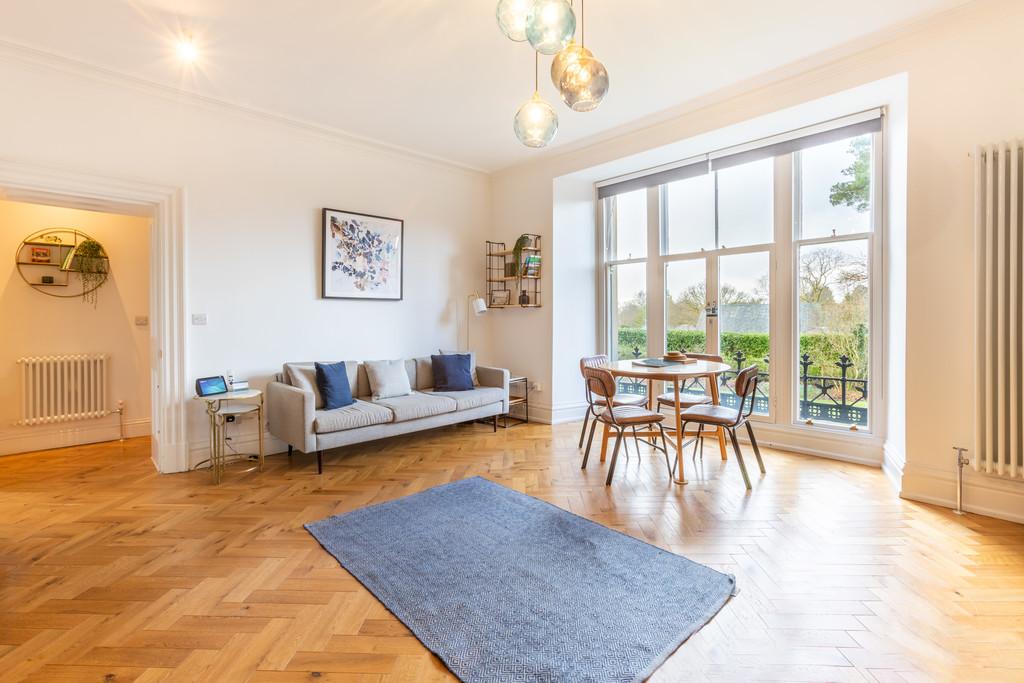 Open plan living room/kitchen