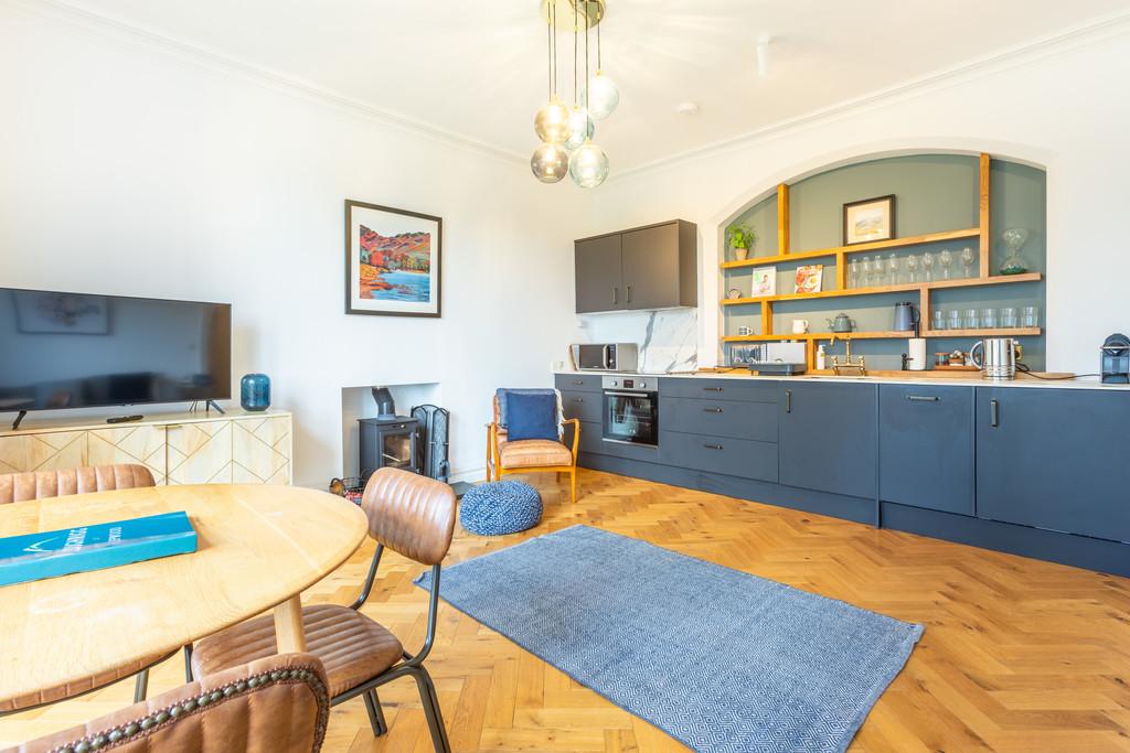 Open plan living room/kitchen