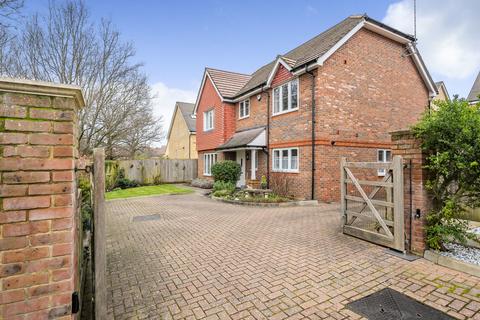 17 Aberdeen Way, Woking, GU21 2FJ