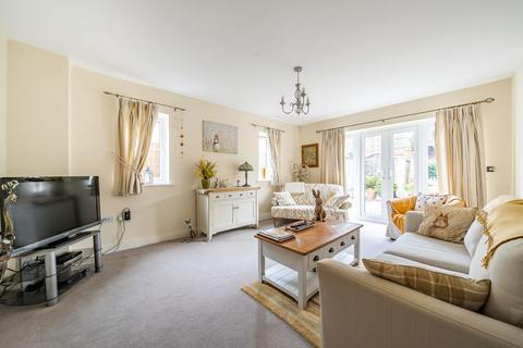 17 Aberdeen Way, Woking, GU21 2FJ
