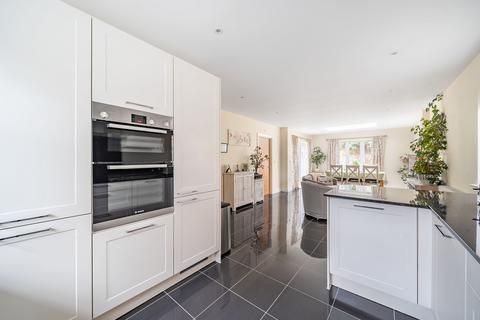 17 Aberdeen Way, Woking, GU21 2FJ