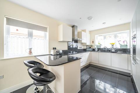 17 Aberdeen Way, Woking, GU21 2FJ