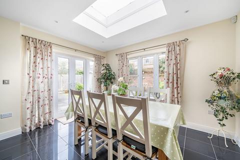 17 Aberdeen Way, Woking, GU21 2FJ