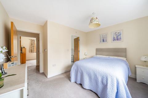 17 Aberdeen Way, Woking, GU21 2FJ