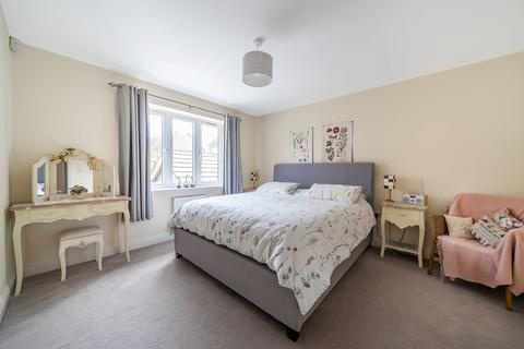 17 Aberdeen Way, Woking, GU21 2FJ