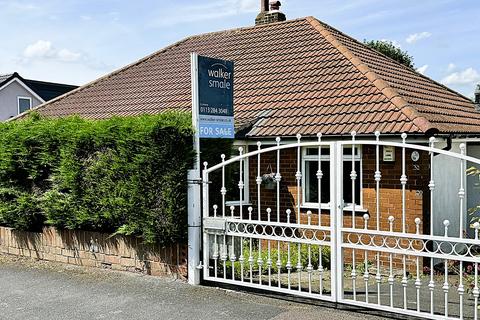 2 bedroom semi-detached bungalow for sale, Grove Farm Crescent, C, Leeds, West Yorkshire