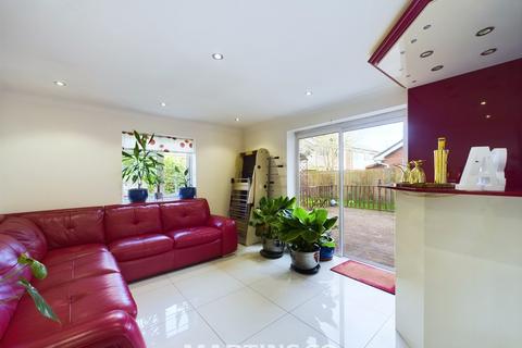 4 bedroom detached house to rent, Kitwood Drive, Lower Earley