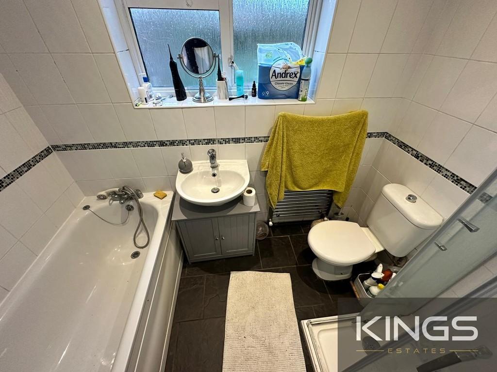 Family bathroom 1 0