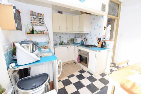 2 bedroom flat to rent, Hackford Road, Oval, London, SW9