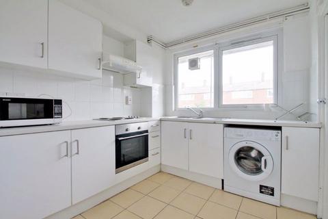 4 bedroom apartment to rent, Ewen Crescent, SW2