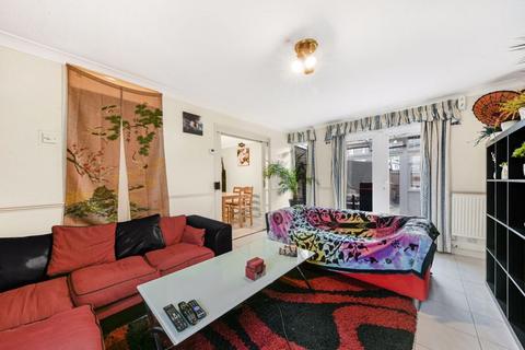 3 bedroom property to rent, Heath Road, Battersea