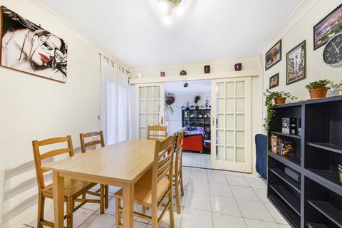 3 bedroom property to rent, Heath Road, Battersea