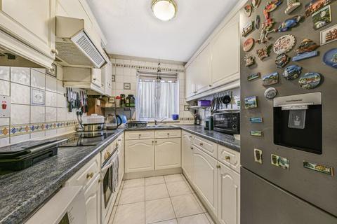 3 bedroom property to rent, Heath Road, Battersea
