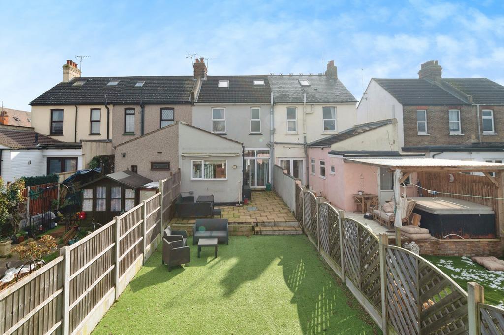 Central Avenue, Southendonsea, SS2 3 bed terraced house for sale £