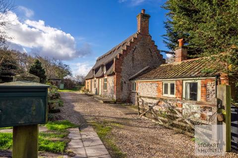 3 bedroom detached house for sale, Aylmerton Road, Norwich NR11