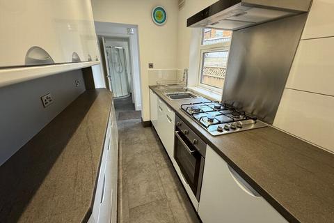 2 bedroom terraced house to rent, Lothair Road, Aylestone, LE2