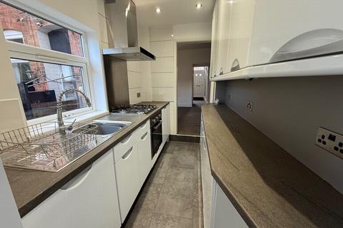 2 bedroom terraced house to rent, Lothair Road, Aylestone, LE2