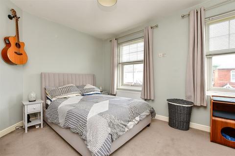 19 Kingslea, Leatherhead, KT22 7SN
