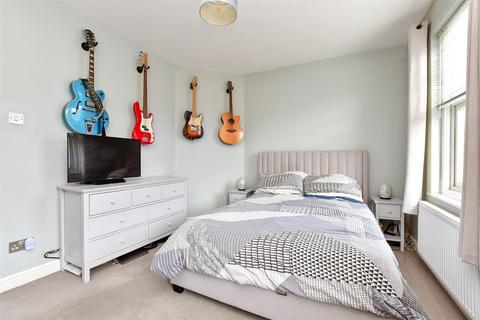 19 Kingslea, Leatherhead, KT22 7SN