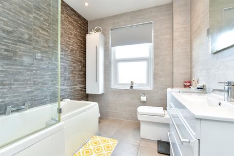 19 Kingslea, Leatherhead, KT22 7SN