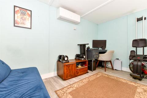 19 Kingslea, Leatherhead, KT22 7SN