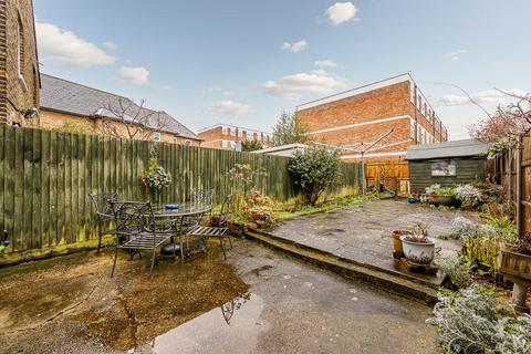 24 Clairville Gardens, London, W7 3HZ