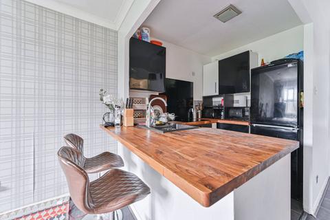 Flat 7, Avon Court Middlesex Road, Mitcham, CR4 1QU