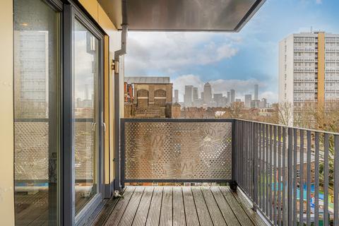 3 bedroom flat for sale - Coombe House, Bow E3