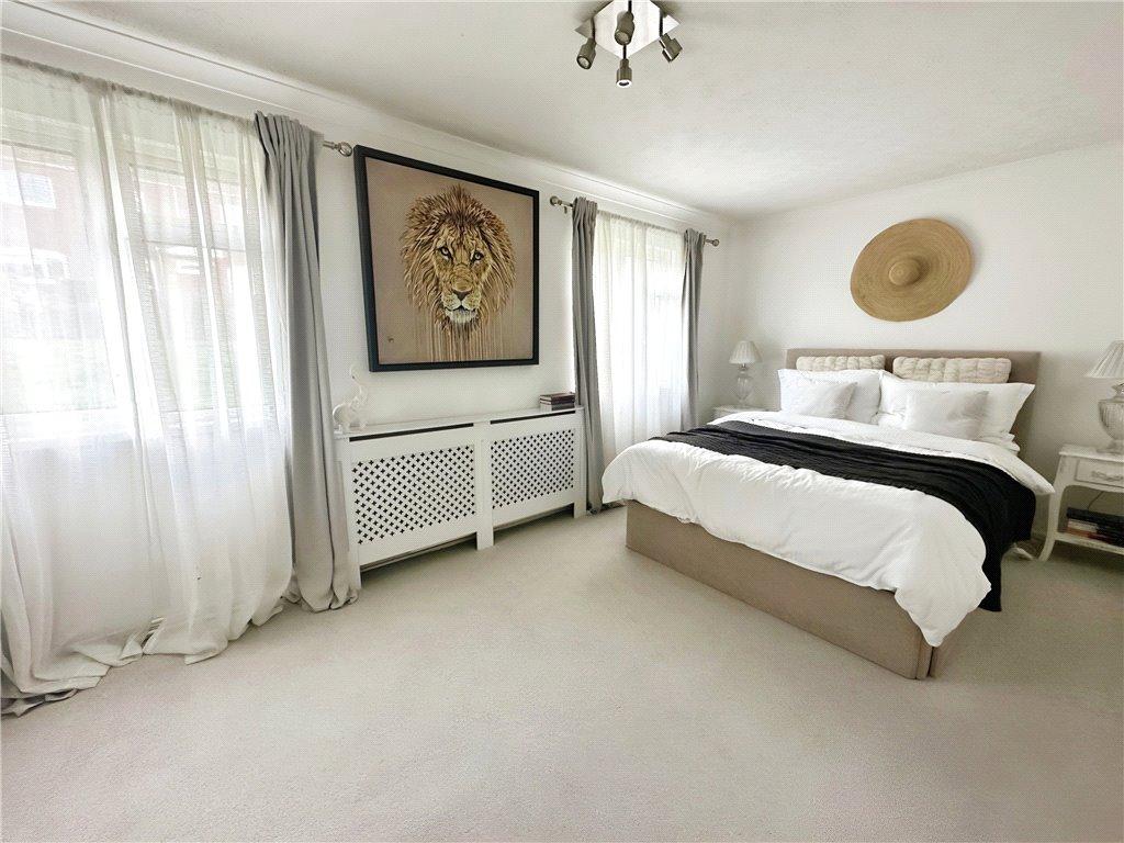 Foster Avenue, Windsor, Berkshire 2 bed for sale £310,000