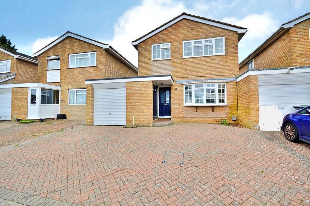 Benson Close, Luton, Bedfordshire, LU3 3 bed link detached house for
