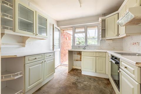 2 bedroom detached bungalow for sale - Valley Drive, Brighton