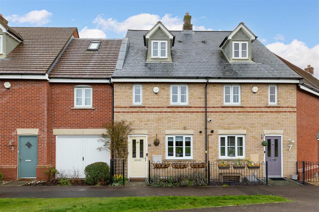 Valerian Way, Stotfold SG5 4ET 3 bed townhouse for sale £375,000