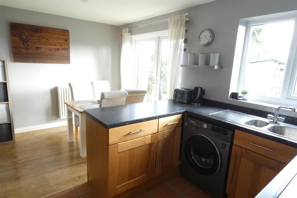 Spacious dining kitchen